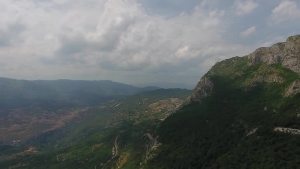 Panorama Aéreo Con Iglesia Del Monasterio Ostrog Debajo Las Paredes — Vídeo de stock