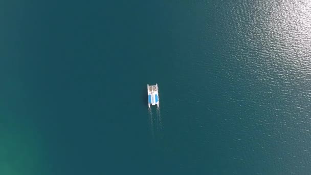 Eenzame Zeilboot Het Zeeoppervlak Bovenaanzicht Vanuit Lucht — Stockvideo