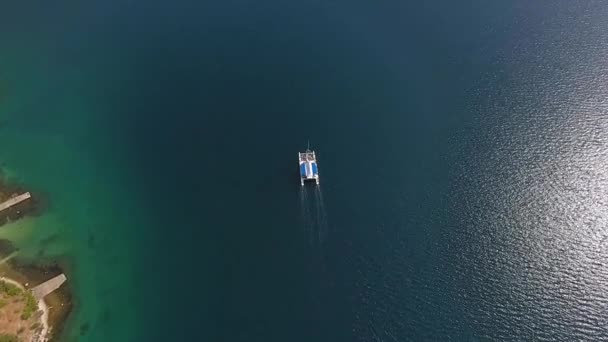 Eenzame Zeilboot Het Zeeoppervlak Bovenaanzicht Vanuit Lucht — Stockvideo