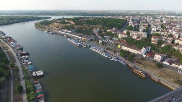 セルビア 4Kのサヴァ川とベオグラードの街並みの空中ビュー — ストック動画