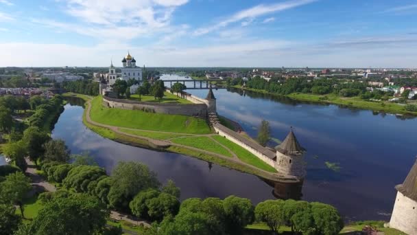 Αεροφωτογραφία Της Εκκλησίας Pskov Kremlin Και Trinity Cathedral Ρωσία — Αρχείο Βίντεο