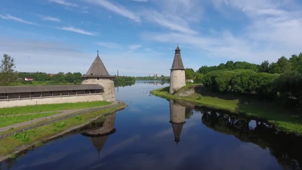 Luftaufnahme Von Türmen Und Mauern Des Pskov Kreml Russland — Stockvideo