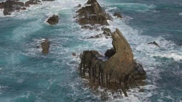 ポルトガルの海岸線 4Kの海の波と火山岩 — ストック動画