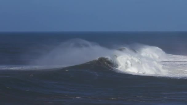 ナザレ ポルトガル 4Kの大西洋の大波の空中写真 — ストック動画