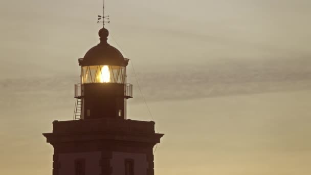 夕暮れ時の灯台の照明 — ストック動画