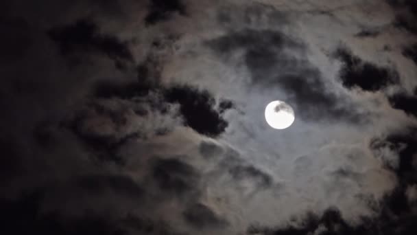 Pleine Lune Déplaçant Entre Les Nuages — Video