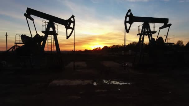 Переміщення Між Двома Робочими Нафтовими Насосами Захід Сонця — стокове відео