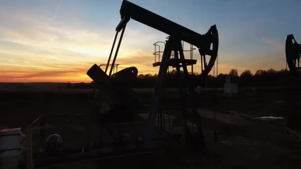 Vliegen Rond Werkende Oliepompen Tegen Zonsondergang Lucht Achtergrond — Stockvideo