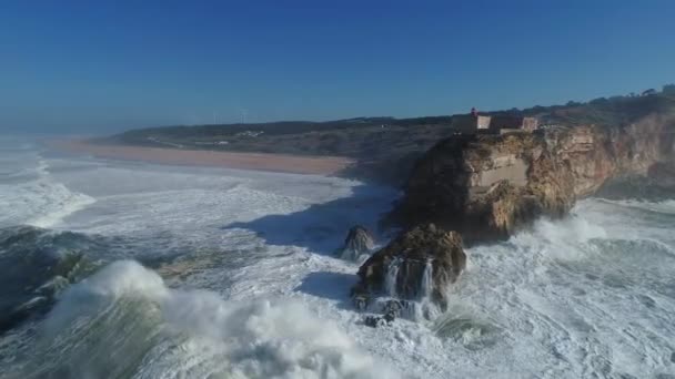 Vista Aérea Torno Farol Penhasco Com Uma Fortaleza Costa Oceano — Vídeo de Stock