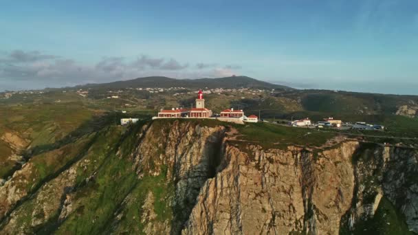 日没時のロカ岬 Cabo Roca の灯台の周りの空気 大陸ヨーロッパ ポルトガル 4Kの西端点 — ストック動画