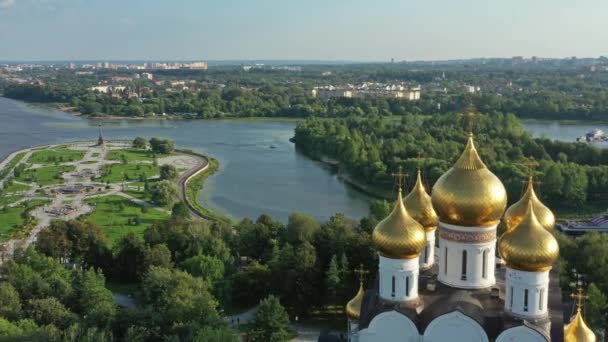 Yaroslavl的假设大教堂 俄罗斯Strelka和Volga河公园四周的空中景观 — 图库视频影像