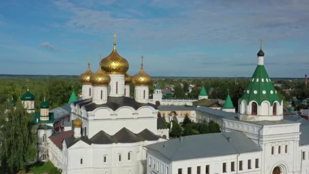 古代の観光の町で有名なイパチェフスキー ヒパティア 修道院の景色の周りの空中Kostroma ロシア — ストック動画