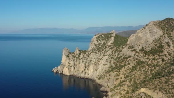 Vista Aérea Alrededor Las Hermosas Rocas Montaña Paisaje Marino Crimea — Vídeo de stock