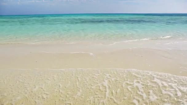 白砂の海の唾を吐くビーチと暖かい熱帯の海と美しい風景 — ストック動画