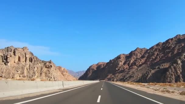 Cavalcando Una Strada Attraverso Deserto Montagne Egitto — Video Stock