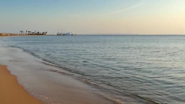 桑迪热带海滩和游艇早上 暑假在海上 — 图库视频影像