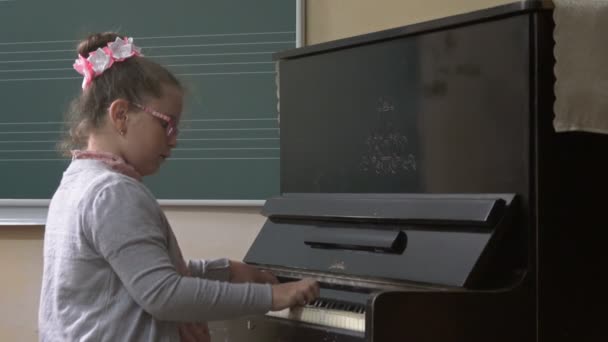 Meisje Dat Piano Speelt Muziekles — Stockvideo