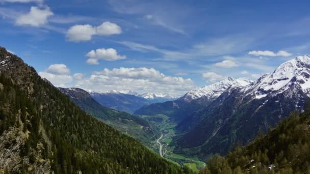 Bela Vista Superior Altas Montanhas Cobertas Neve Vale Com Estrada — Vídeo de Stock