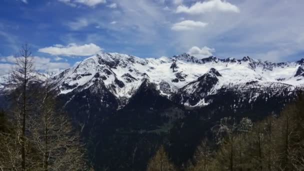 スイスの高い雪に覆われた山々の美しいトップビュー タイムラプスでズーム — ストック動画