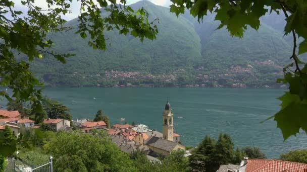 Παλιά Εκκλησία Στην Πόλη Στην Ακτή Της Λίμνης Κόμο Ιταλία — Αρχείο Βίντεο