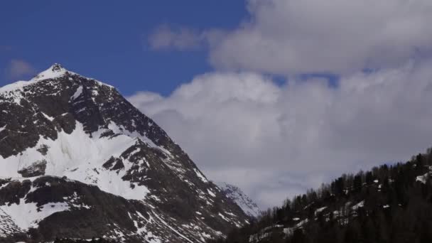 Alplerdeki Karlı Dağların Tepesindeki Bulutlar — Stok video