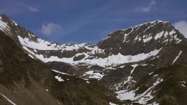 云彩和山顶白雪覆盖的高山在阿尔卑斯山 全景4K — 图库视频影像