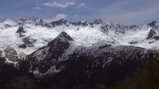 Nubes Las Cimas Montañas Nevadas Los Alpes Panorama — Vídeos de Stock