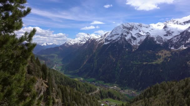 Bella Vista Dall Alto Alte Montagne Innevate Valle Con Strada — Video Stock