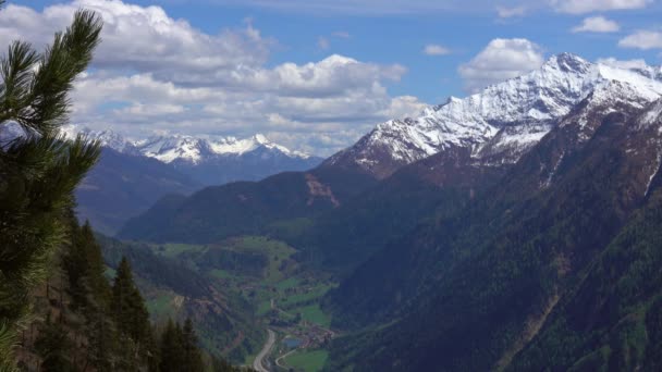 Schöne Aussicht Von Oben Auf Hohe Schneebedeckte Berge Und Tal — Stockvideo