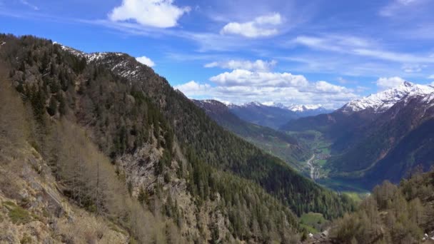 Prachtig Uitzicht Hoge Besneeuwde Bergen Vallei Met Weg Dorp Zwitserland — Stockvideo