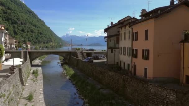Flerfärgade Hus Staden Vid Stranden Comosjön Lombardiet Italien Panorama — Stockvideo