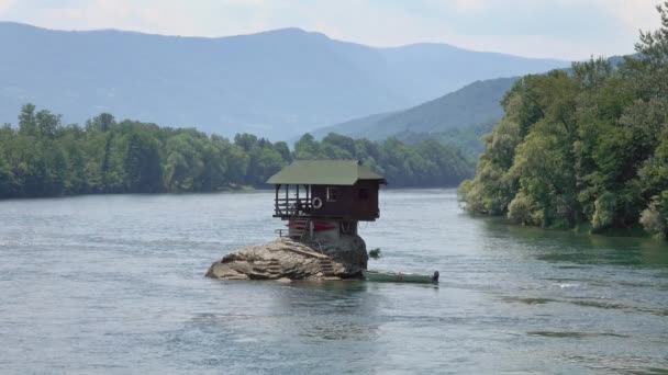 Casa Solitaria Río Drina Bajina Basta Serbia — Vídeos de Stock