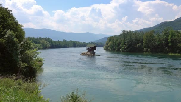 Einsames Haus Fluss Drina Bajina Basta Serbien — Stockvideo