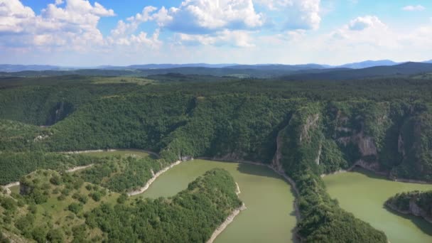晴れた日 南西部セルビア 4Kの岩場の川Uvac峡谷の平均のパノラマ — ストック動画