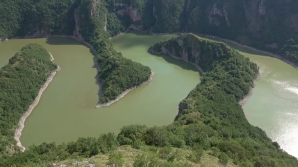 Меандри Ущелині Скелястою Річкою Увац Сонячний День Південно Західна Сербія — стокове відео