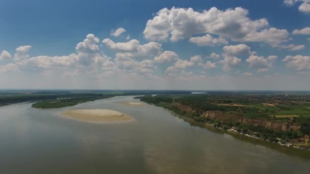 Vista Aérea Campos Coloridos Margem Alta Rio Danúbio Sérvia Panorama — Vídeo de Stock