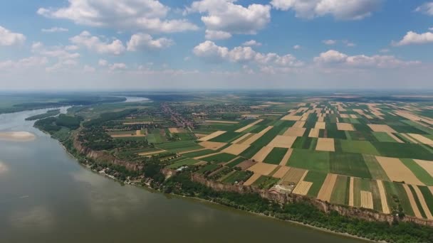 Αεροφωτογραφία Πολύχρωμων Πεδίων Στην Ψηλή Όχθη Του Ποταμού Δούναβη Στη — Αρχείο Βίντεο