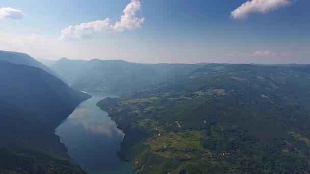 塞尔维亚Banjska Stena附近Tara国家公园Drina河的空中景观 全景4K — 图库视频影像