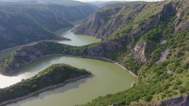 Vista Aérea Meandros Desfiladero Rocoso Del Río Uvac Día Soleado — Vídeo de stock