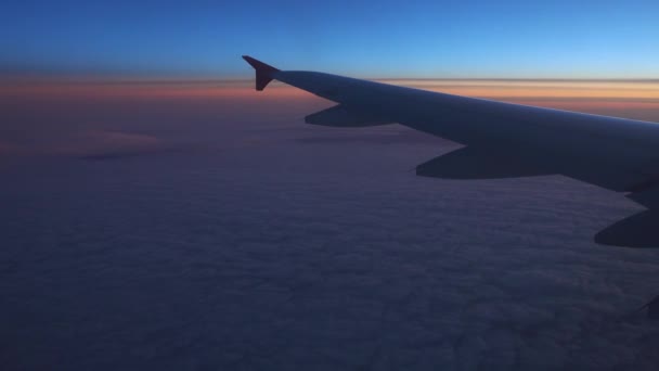 飛行機の翼と夕日の空を見ると4K — ストック動画