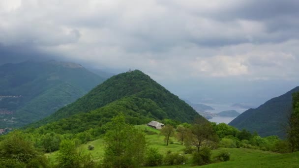 Paisaje Cerca Del Lago Como Entre Montañas Italia Panorama Timelapse — Vídeos de Stock
