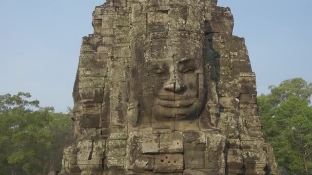 カンボジア アンコールワット バイヨン寺院の巨大な石の顔 — ストック動画