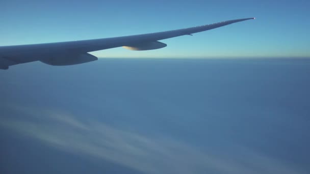看机翼和飞行飞机的烟雾 — 图库视频影像