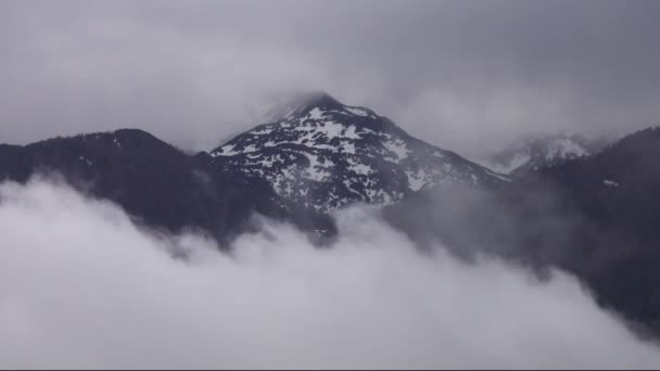 山顶在雪中 云彩在阿尔卑斯山中 时光流逝 — 图库视频影像