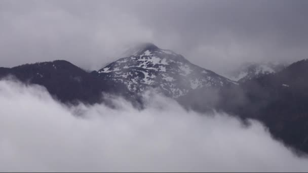 山顶在雪中 云彩在阿尔卑斯山中 — 图库视频影像