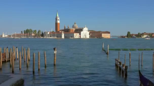 Gondels Drijvend Canal Grande Met San Giorgio Maggiore Kerk Achtergrond — Stockvideo