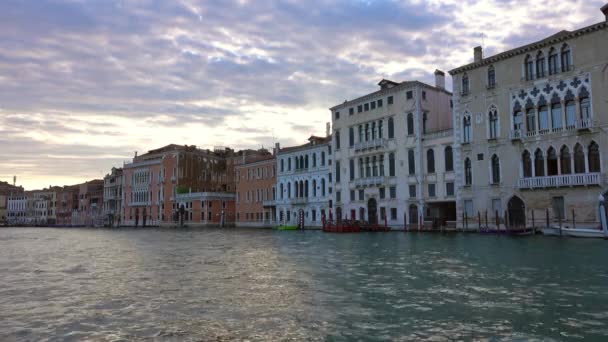 Παλιά Σπίτια Στο Canal Grande Στη Βενετία Βράδυ Ιταλία — Αρχείο Βίντεο