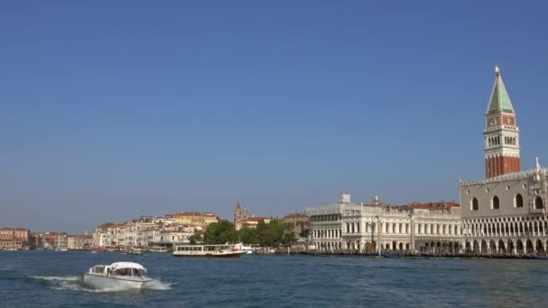 View Doge Palace Campanile Piazza San Marco Venice Boat Sailing — стоковое видео