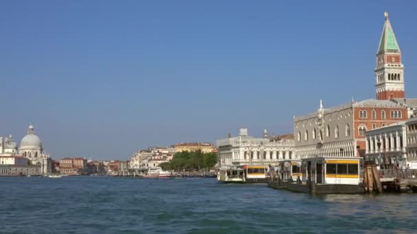 从沿着意大利大运河航行的小船上俯瞰威尼斯圣马可广场上的杜吉宫和坎帕尼莱 — 图库视频影像