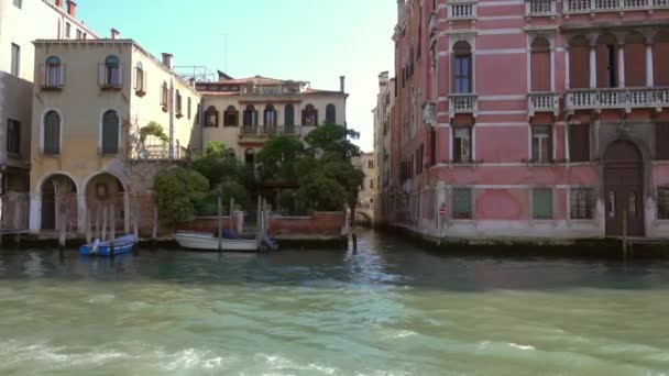 グランド キャナル イタリア 4Kに沿って航海するボートからヴェネツィアの景色 — ストック動画